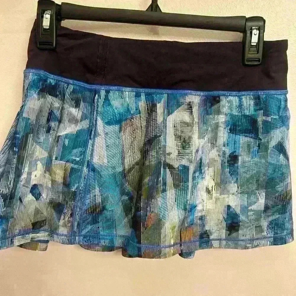 Lululemon woman's blue patterned size 4 pace rival skort